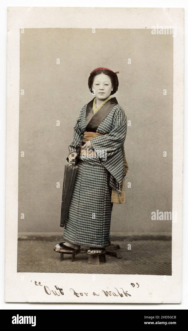 Fotografia d'epoca del 19th secolo - 1860's Japan carte de visite attribuita allo studio Felix Beato: Donna giapponese in abbigliamento all'aperto. Foto Stock