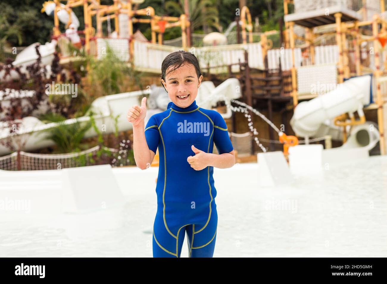 I turisti apprezzano le attrazioni acquatiche del parco acquatico Siam a Tenerife, Spagna. Il I turisti apprezzano le attrazioni acquatiche del parco acquatico Siam a Tenerife, Spagna. Il