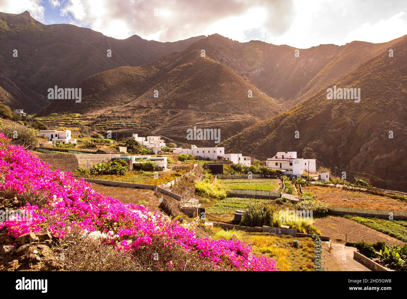Un piccolo villaggio sulle montagne di Anaga. Tenerife, Isole Canarie, Spagna Foto Stock