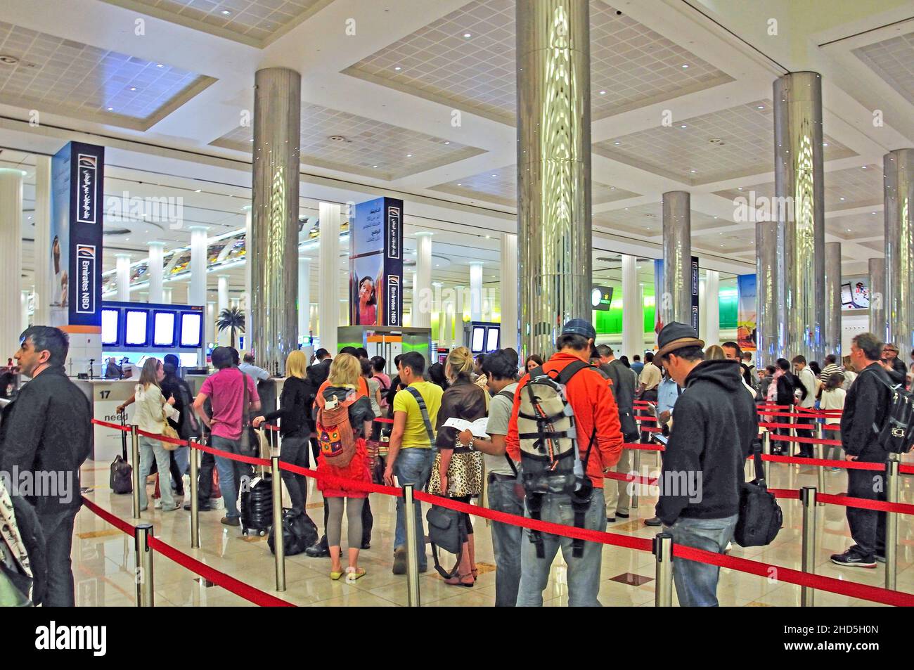 Il controllo dei passaporti nella sala arrivi, Emirates Terminal 3, l'Aeroporto Internazionale di Dubai, Al Garhoud, Dubai, Emirati Arabi Uniti Foto Stock