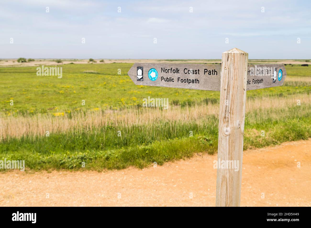 Segno post che dirige le persone a Cley in entrambe le direzioni del percorso della costa Norfolk. Foto Stock