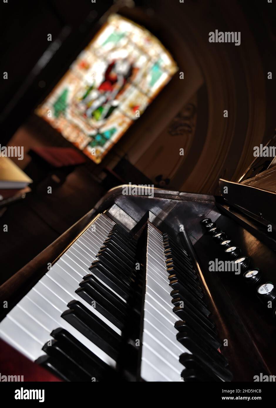 Un antico organo a canne la tastiera in una chiesa Foto Stock