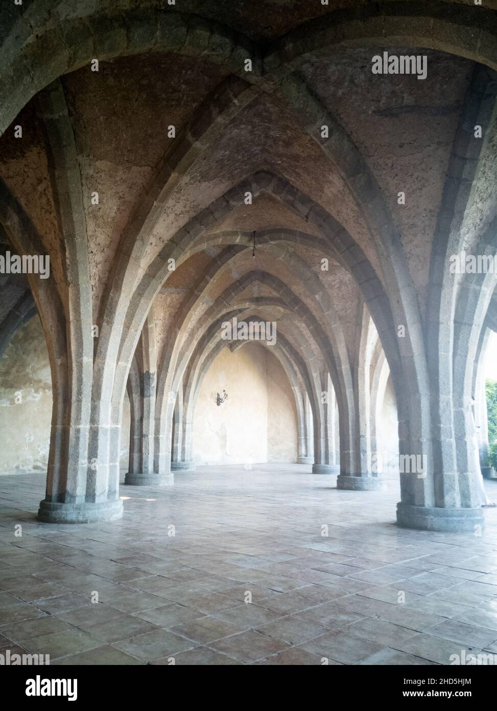 Colonne ad arco di un vecchio edificio Foto Stock