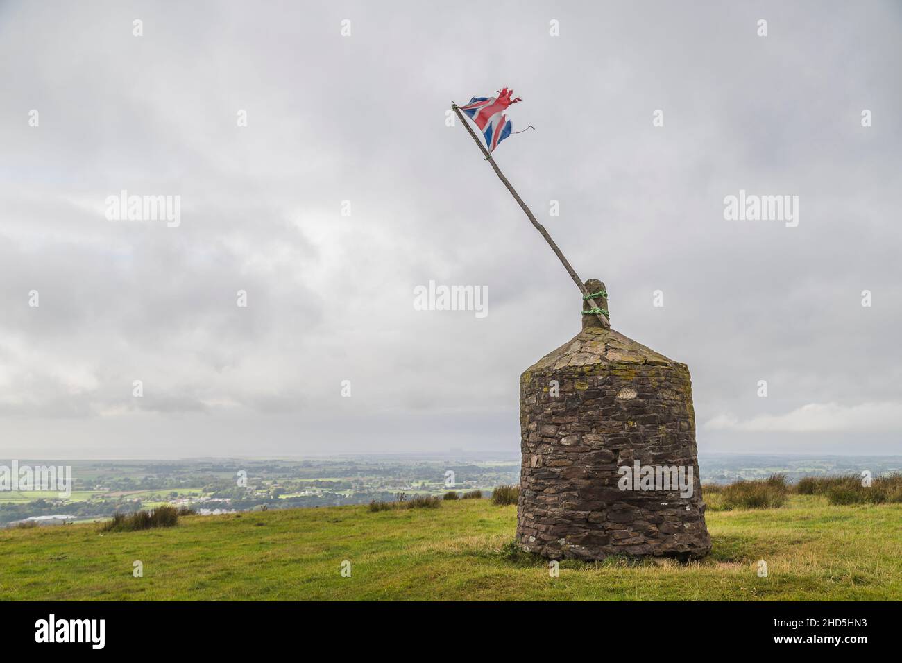 Union Jack si ribalta con orgoglio su un cairn a Garstang. Foto Stock