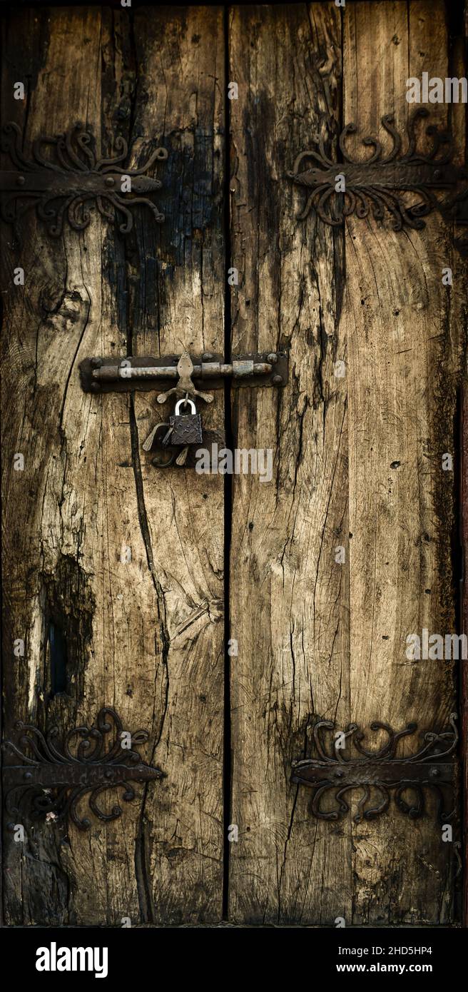 Cerniere per porte in ferro forgiato a mano per porte in legno antiche con  serrature decorative a San Miguel de Allende, Messico Foto stock - Alamy