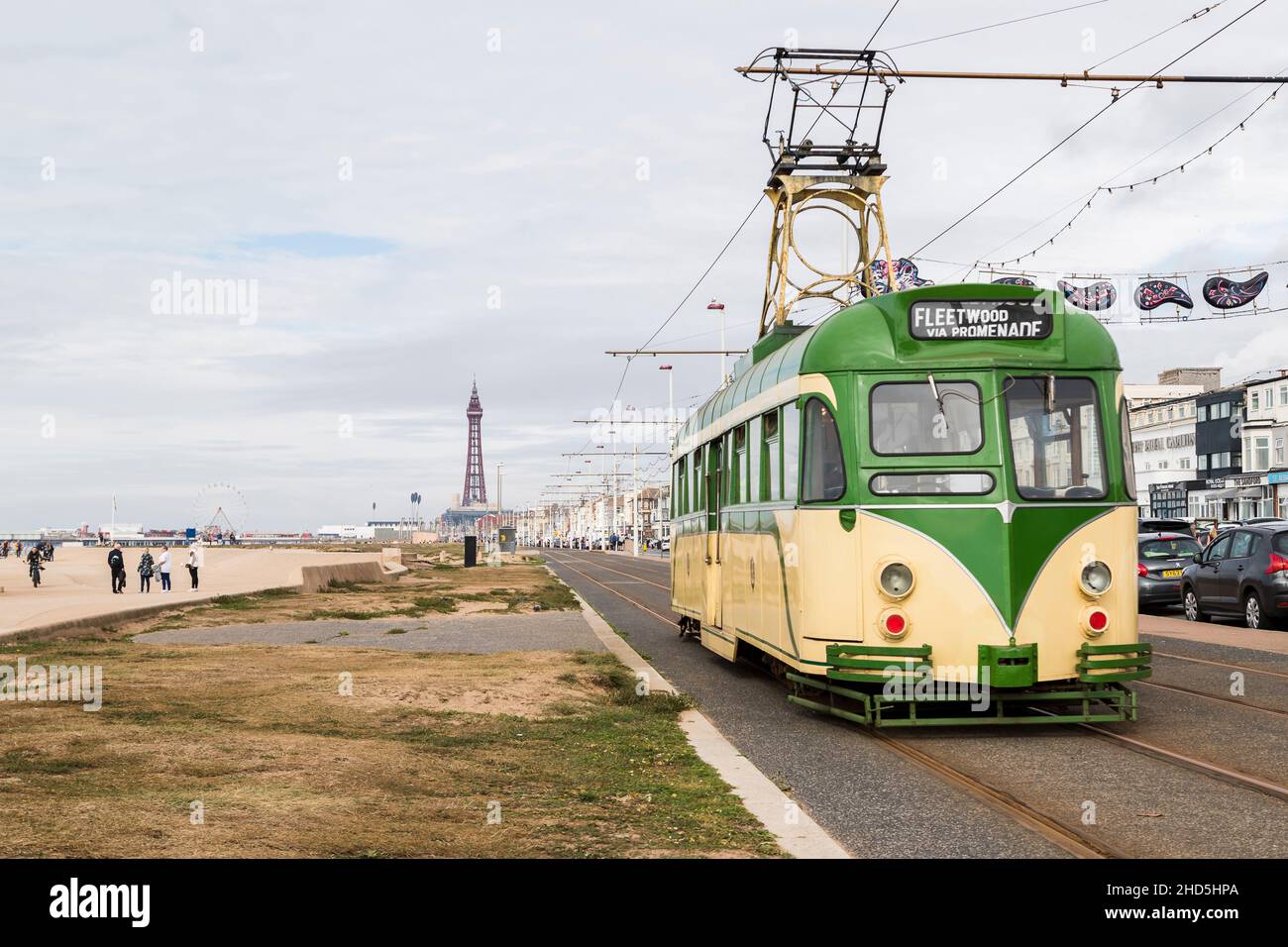 Un vecchio tram tradizionale visto lungo il Golden Mile sul lungomare di Blackpool. Foto Stock