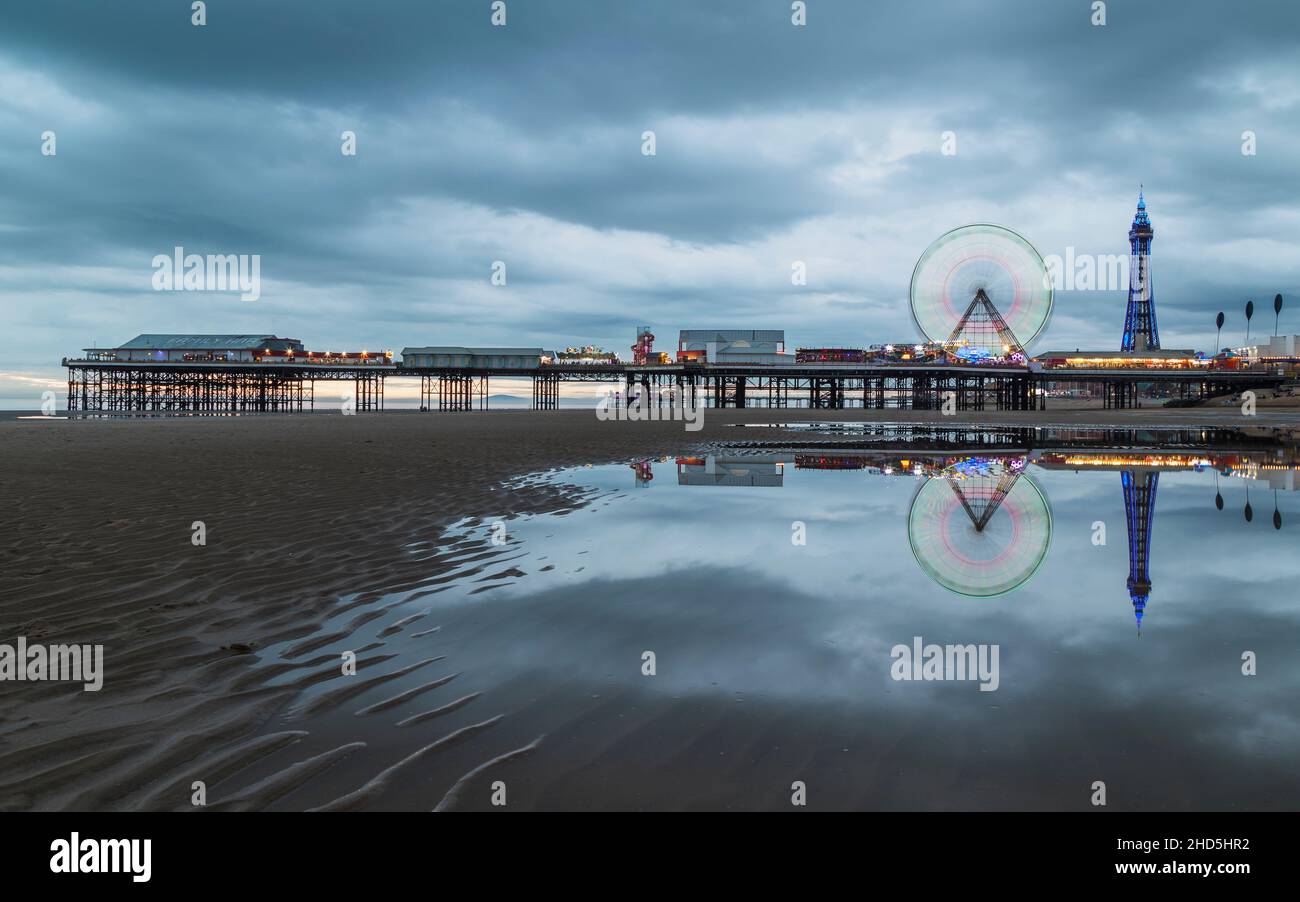 Ruota panoramica che gira sul molo centrale di Blackpool. Foto Stock