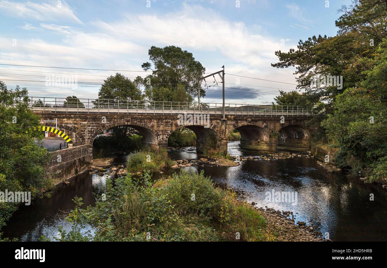 Ponte ferroviario Six Arches prima del tramonto che attraversa il fiume Wyre. Foto Stock