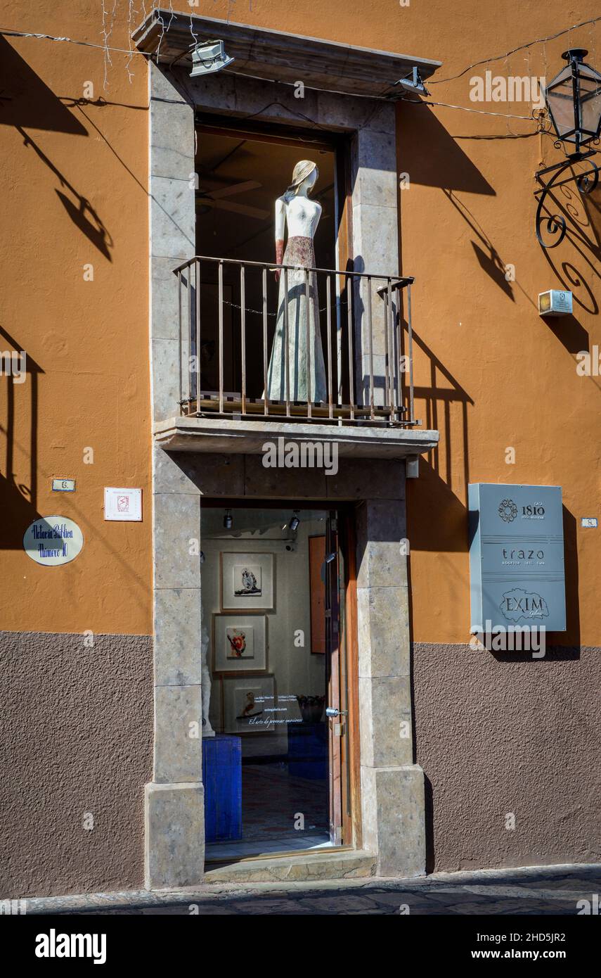 Una curiosa scultura stilizzata a grandezza naturale di una donna si erge come un manichino sul balcone della EXIM Galeria, specializzata in artisti locali, SMA, MX Foto Stock