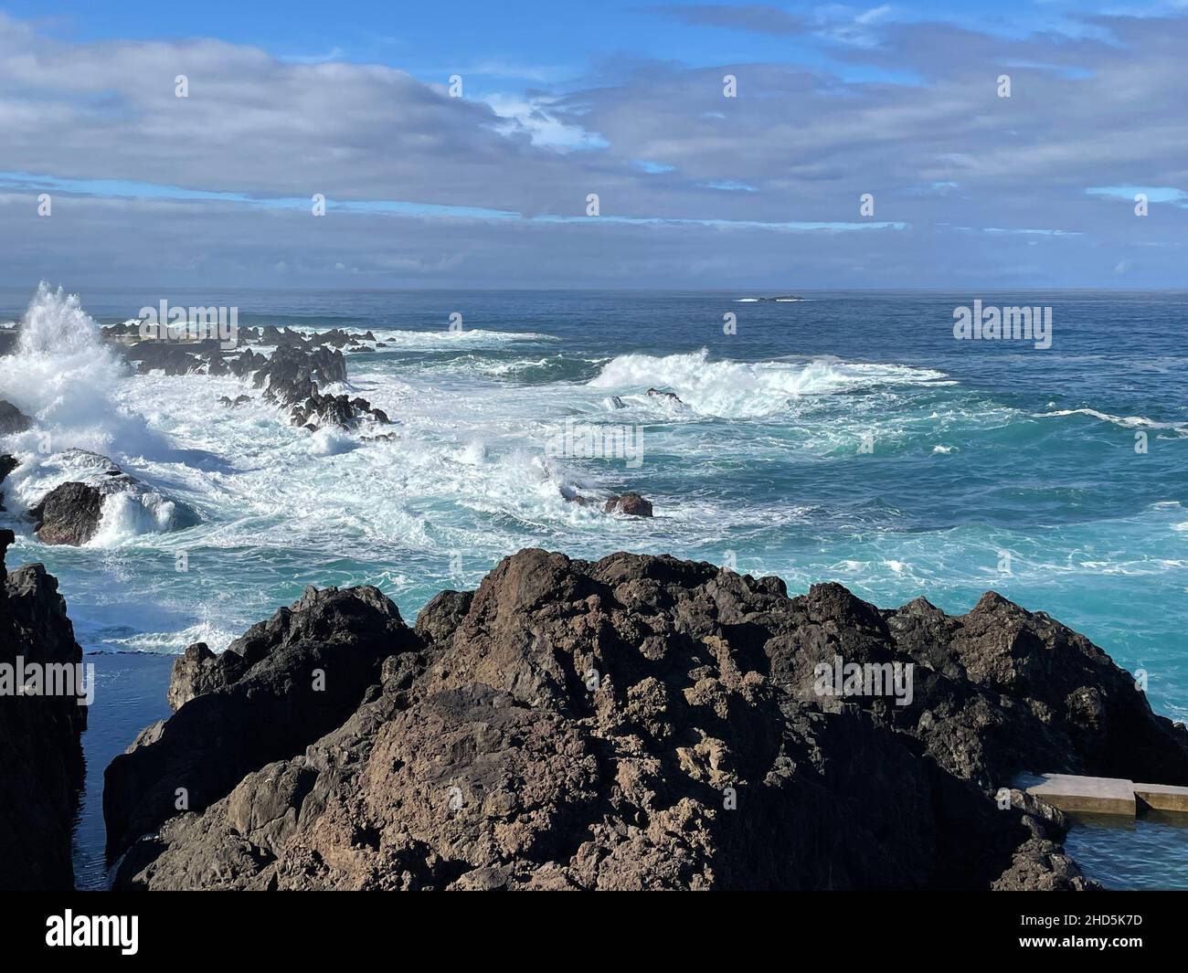 MADEIRA onde di rottura vicino al villaggio della costa nord di Port Moniz. Foto Tony Gale Foto Stock