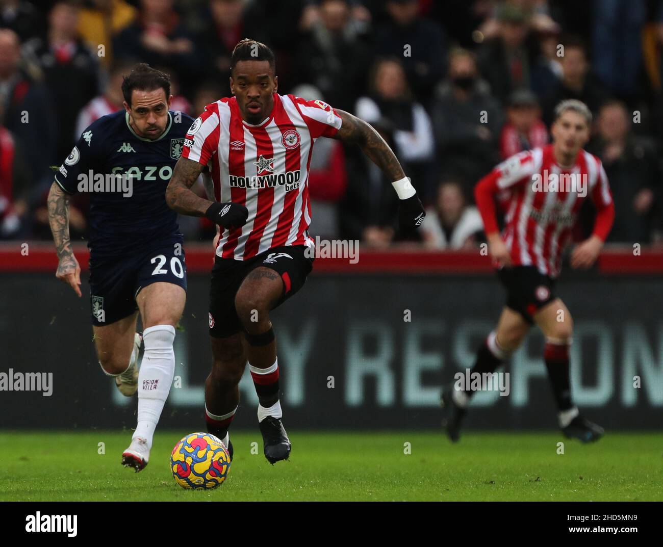 BRENTFORD, INGHILTERRA - GENNAIO 02: Ivan Toney di Brentford si allontana dal Danny Ings di Aston Villa durante la partita della Premier League tra Brentford e Aston Villa al Brentford Community Stadium il 2 Gennaio 2022 a Brentford, Inghilterra. (Foto di ben Peters/MB Media) Foto Stock