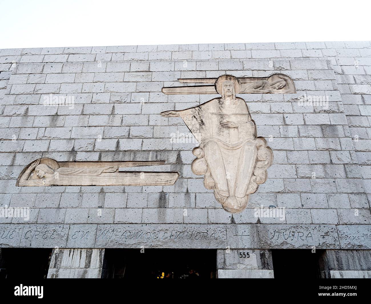 Un muro di costruzione con curvatura religiosa, Città del Messico, Messico Foto Stock