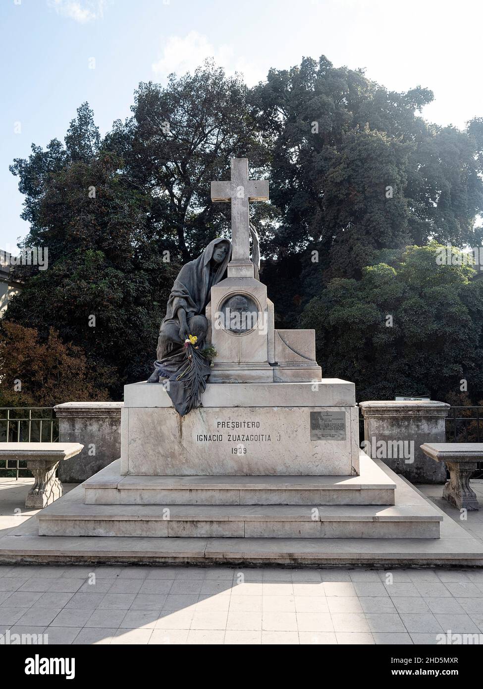 Tomba di ignacio zugazagoitia. Una statua di pietra di un uomo appoggiato contro una croce, Città del Messico, Messico Foto Stock