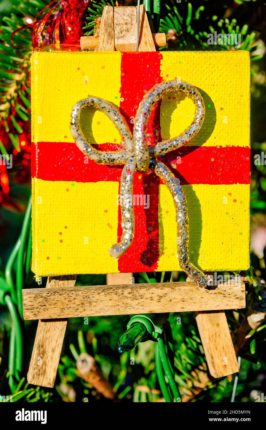 Un ornamento di Natale fatto in casa è appeso su un albero di Natale, 24 dicembre 2021, a Dauphin Island, Alabama. Foto Stock