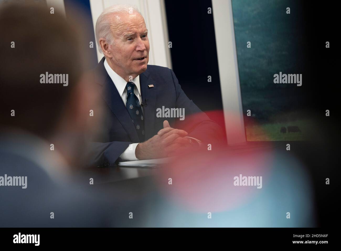 Washington, Stati Uniti. 03rd Jan 2021. Il presidente degli Stati Uniti Joe Biden incontra virtualmente agricoltori e allevatori per discutere il lavoro della sua Amministrazione per stimolare la concorrenza e ridurre i prezzi nell'industria della lavorazione della carne nel South Court Auditorium nel White House Complex di Washington, DC, 3 gennaio 2022. Foto di Chris Kleponis/Pool/Sipa USA Credit: Sipa USA/Alamy Live News Foto Stock