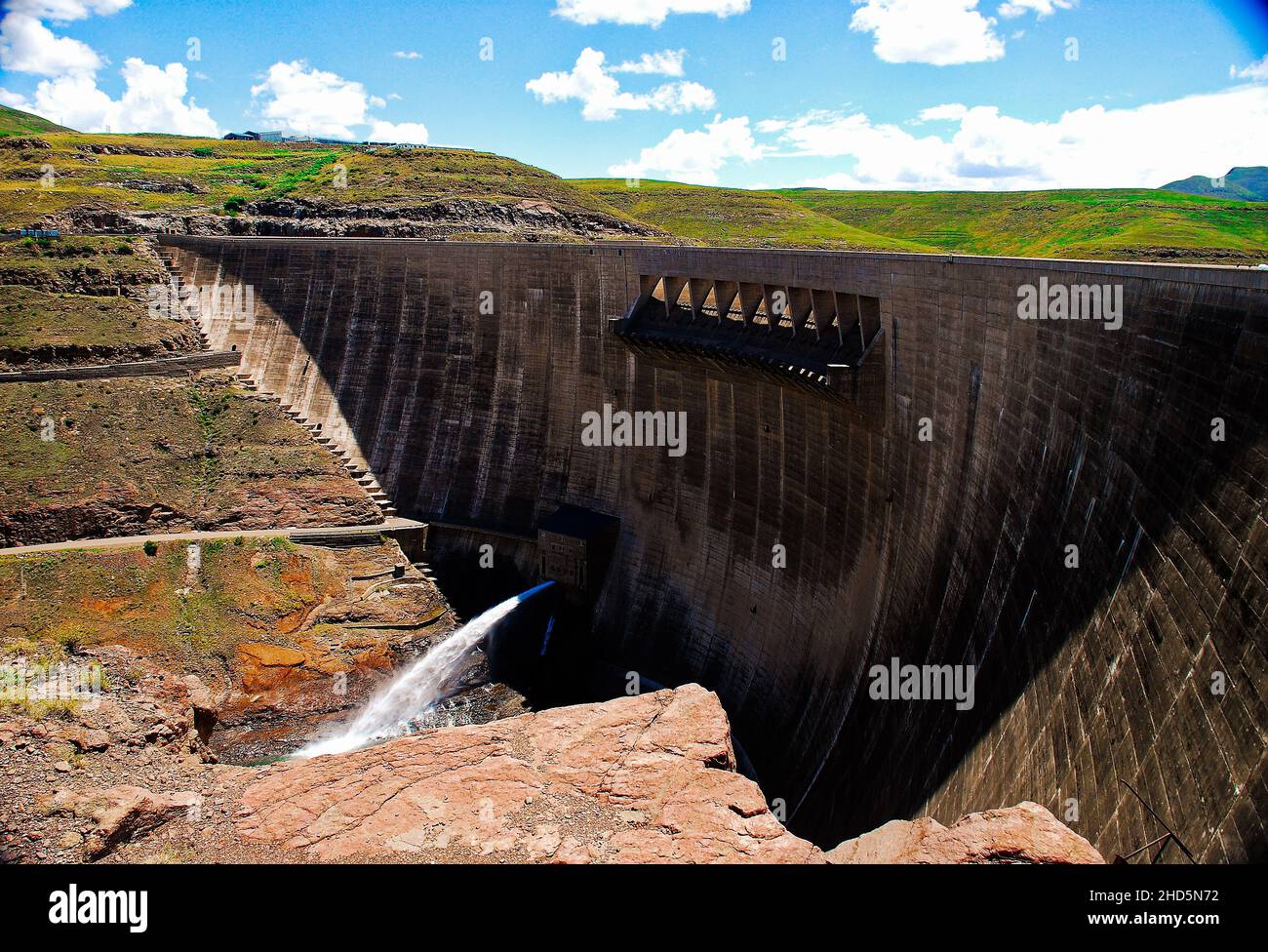 La diga di Katse è la seconda diga di larges in Sudafrica Foto Stock