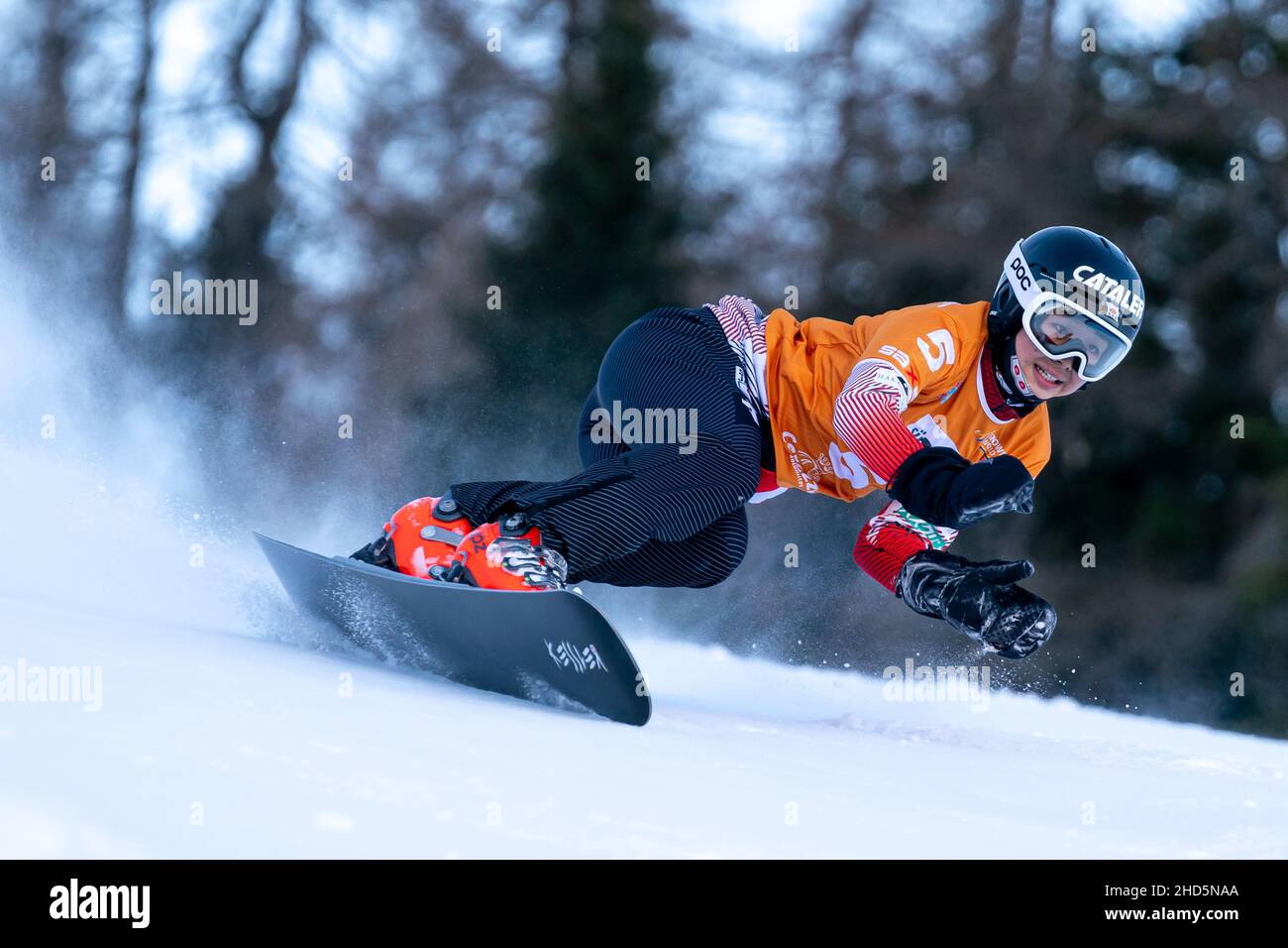 MIKI Tsubaki (JPN) in gara nella FIS Snowboard World Cup 2022 Women's  Parallel Giant Slalom sul corso Pra di Tori (Carezza Foto stock - Alamy
