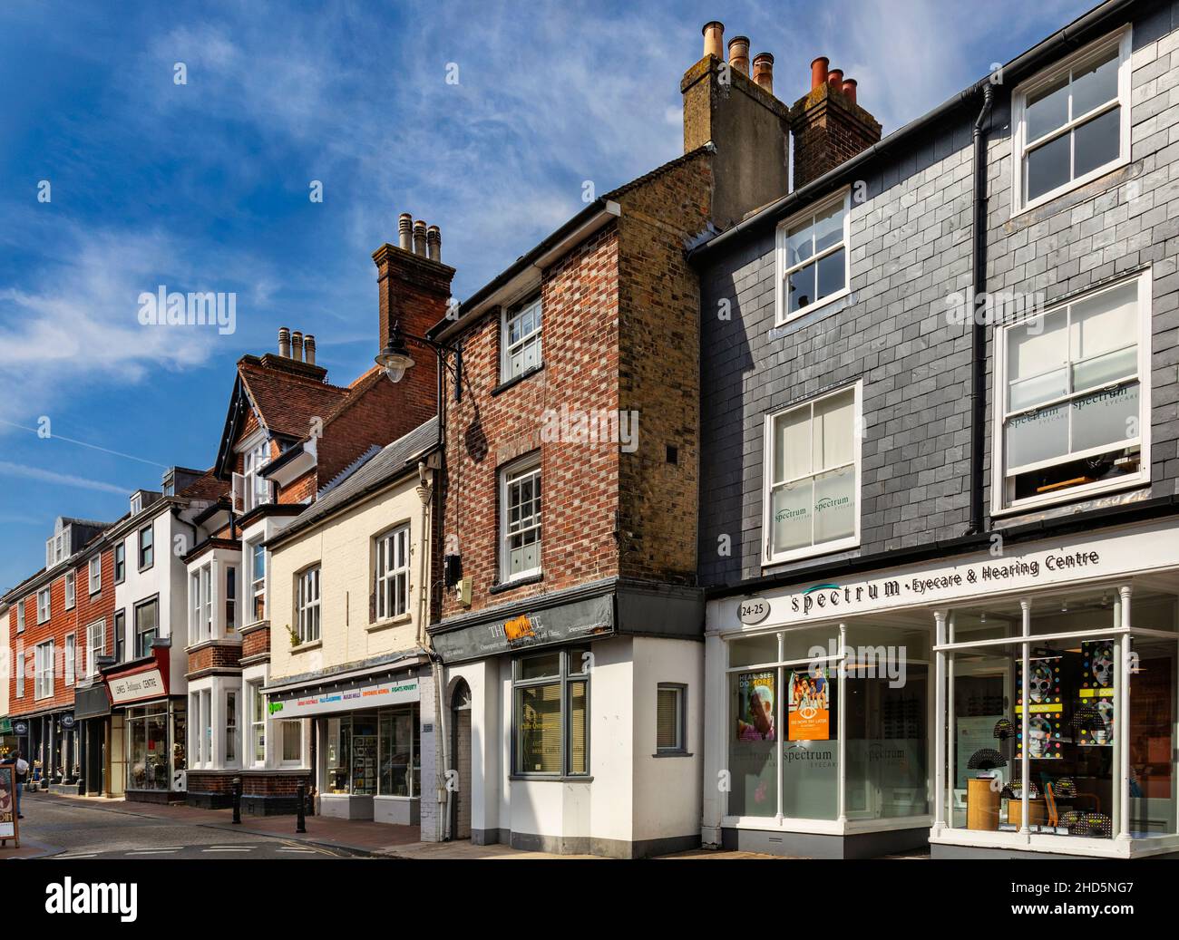 High Street a Lewes, la città della contea di East Sussex, Inghilterra. Foto Stock