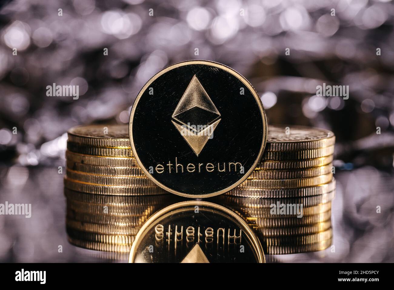 Ethereum criptovaluta, moneta fisica di fronte ad uno sfondo astratto. Foto Stock