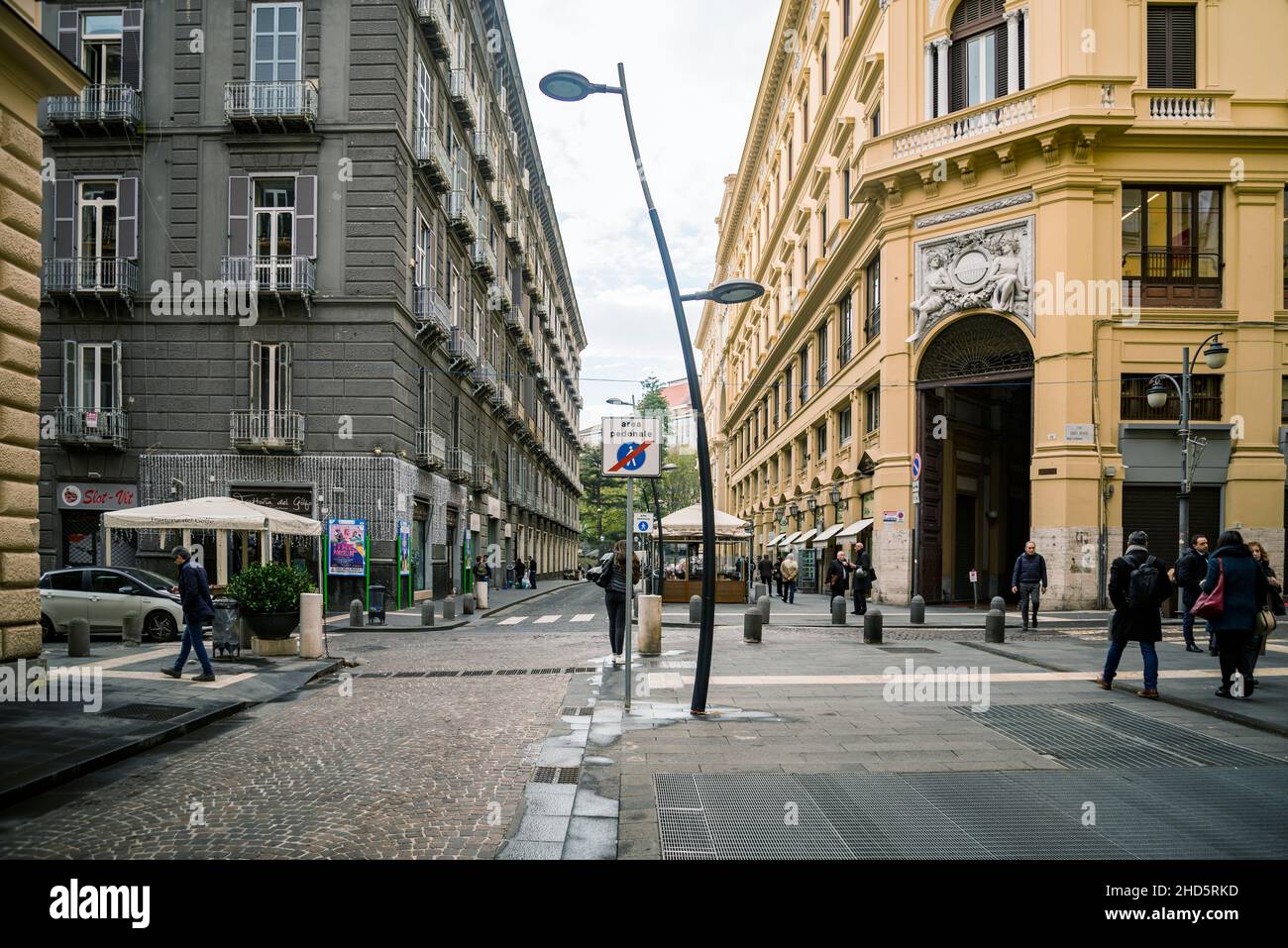 NAPOLI, ITALIA - 18 DICEMBRE 2019. Vista sulla strada di Via Verdi nel centro di Napoli. Foto Stock