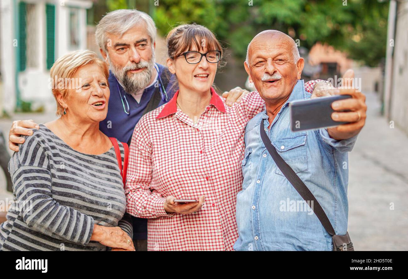 Gruppo di anziani che prendono selfie - persone anziane in vacanza Foto Stock