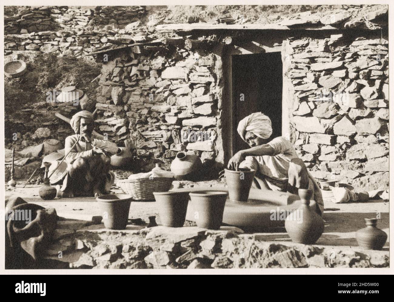 Fotografia di viaggio d'epoca dei primi anni del 20th secolo: c.1910 India - vasaio al lavoro. Foto Stock