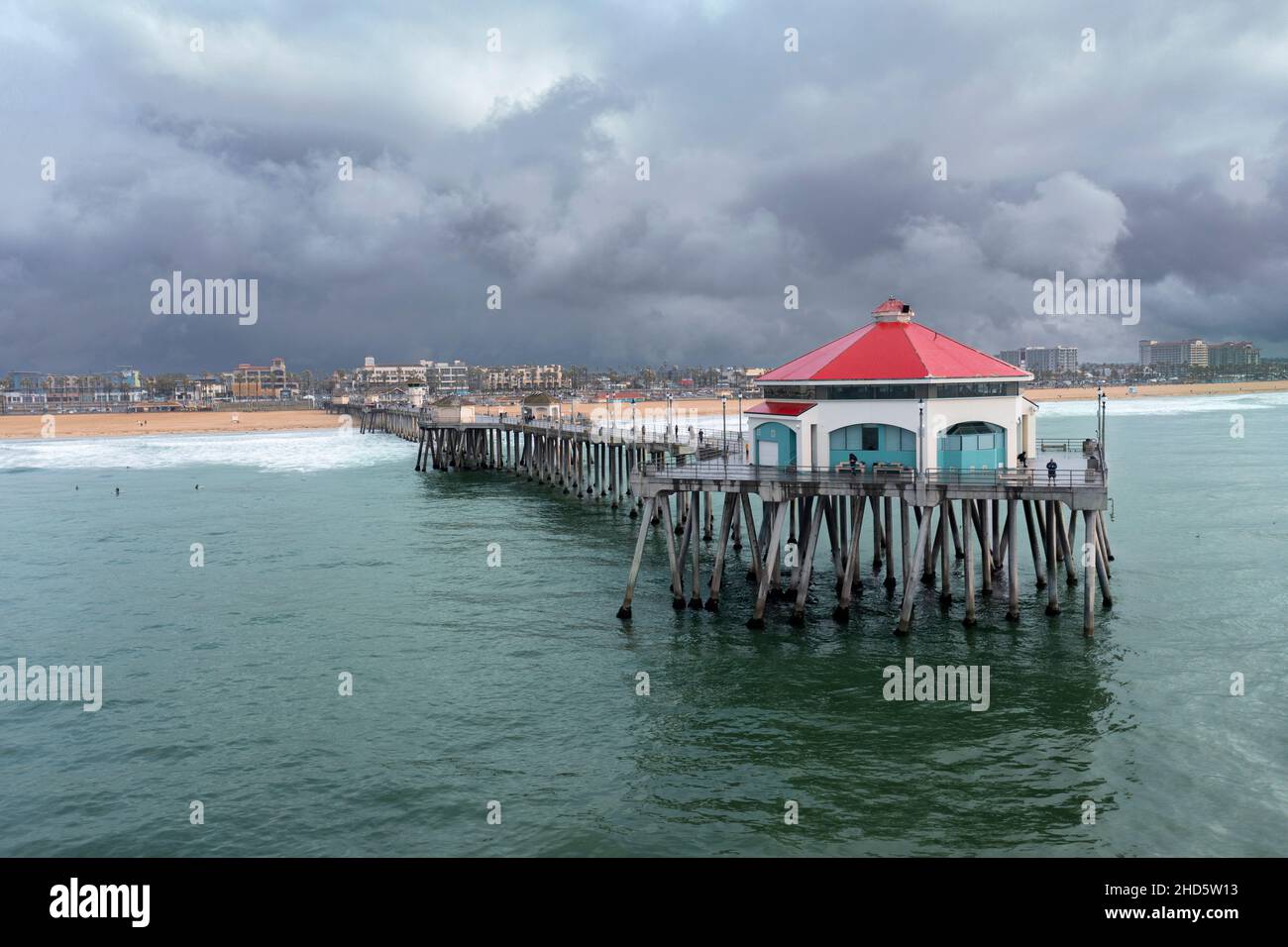 Vista aerea del famoso molo di Huntington Beach nella contea di Orange, California, mostra la splendida piattaforma che si aggettava sulle verdi e fresche cornici dell'acqua aga Foto Stock