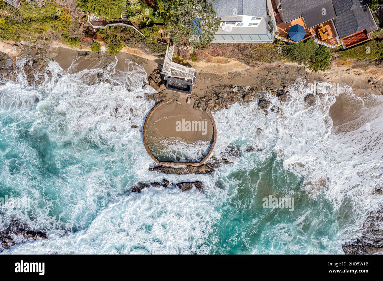 Vista aerea di una piscina realizzata dall'uomo costruita lungo l'aspra e turbolenta costa di Laguna Beach California intendeva avere un posto sicuro per prendere il sole in un o Foto Stock