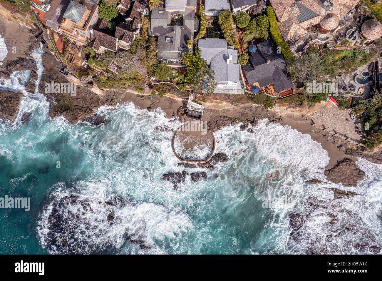 Vista aerea di Victoria Beach con la famosa Pirate's Tower, un'area della contea di Orange California per i ricchi e ricchi, mostra il wav crashing Foto Stock