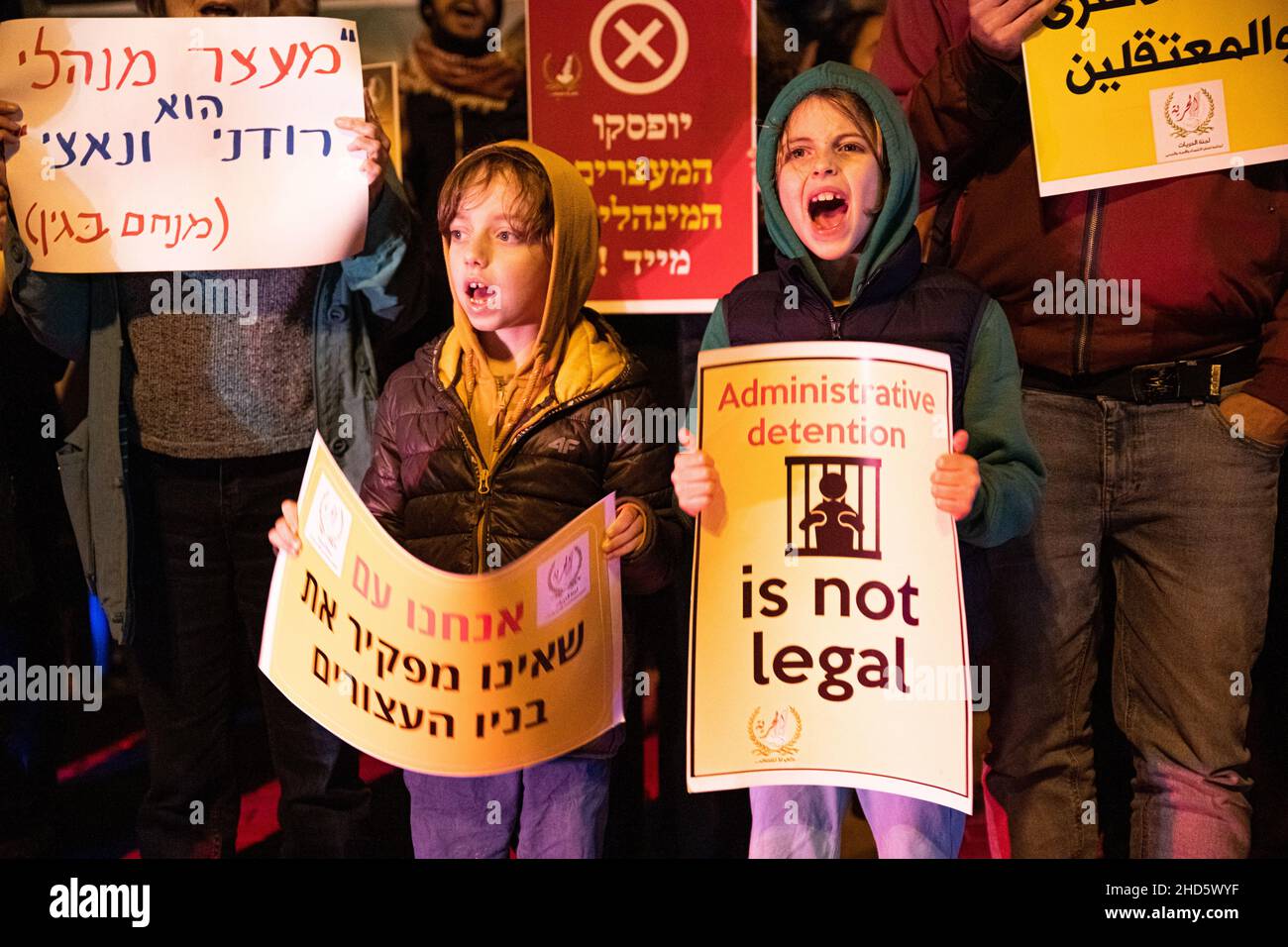 Tel Aviv, Israele. 3rd Gennaio 2022. Gli arabi e gli ebrei israeliani protestano di fronte alla sede dell'Agenzia per la sicurezza israeliana (ISA) a Tel Aviv per la solidarietà e per il rilascio immediato di Hisham Abu Hawash - un palestinese di 40 anni che è stato in sciopero della fame per più di 140 giorni dopo il suo arresto e il suo collocamento In detenzione amministrativa da parte di Israele. Tel Aviv, Israele. 03th Jan 2022.(Matan Golan/Alamy Live News) Foto Stock