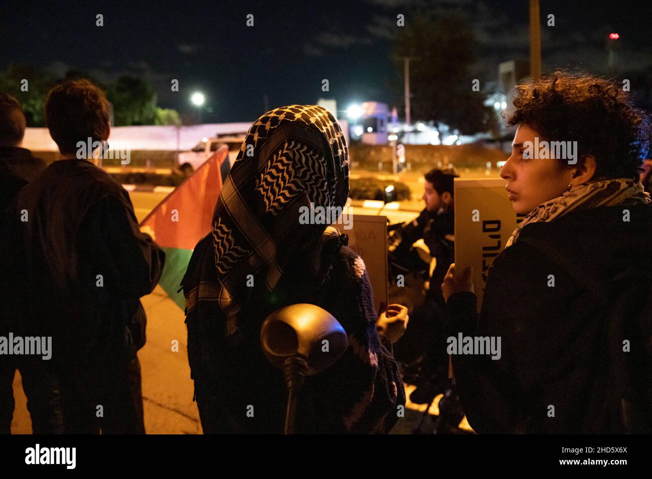 Tel Aviv, Israele. 3rd Gennaio 2022. Gli arabi e gli ebrei israeliani protestano di fronte alla sede dell'Agenzia per la sicurezza israeliana (ISA) a Tel Aviv per la solidarietà e per il rilascio immediato di Hisham Abu Hawash - un palestinese di 40 anni che è stato in sciopero della fame per più di 140 giorni dopo il suo arresto e il suo collocamento In detenzione amministrativa da parte di Israele. Tel Aviv, Israele. 03th Jan 2022.(Matan Golan/Alamy Live News) Foto Stock