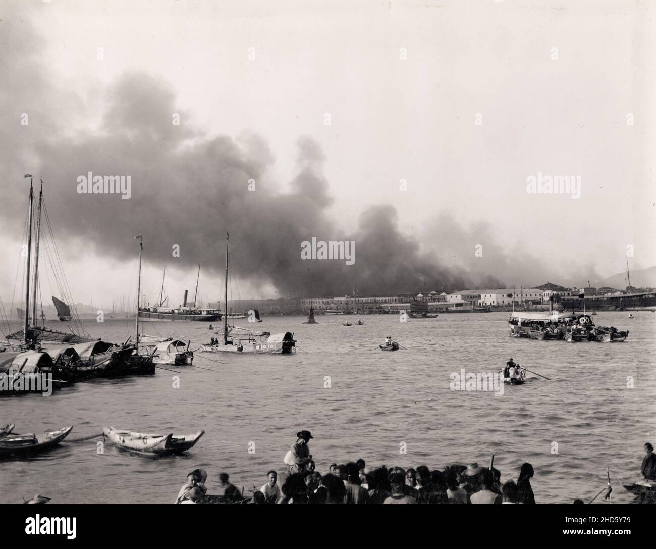 Fotografia vintage fine 19th secolo: Fuoco magazzino sul fronte del porto, possibilmente Canton, Guangzhou, Cina, c..1900. Foto Stock