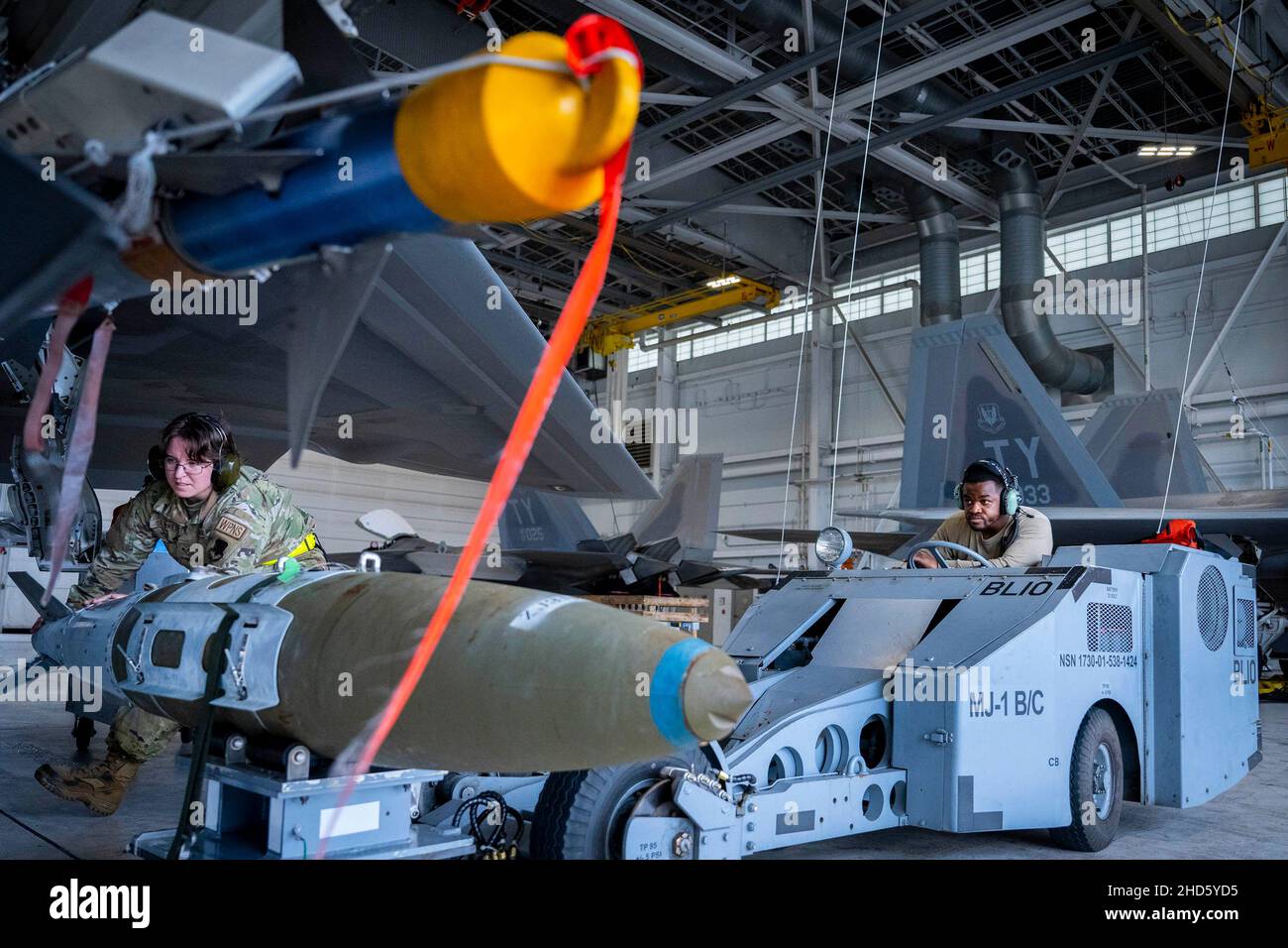 Base dell'aeronautica di Eglin, Florida, USA. 17th Dic 2021. Un equipaggio di carico di 43rd Fighter Generation Squadron sposta un GBU-32 sul loro F-22 Raptor durante la competizione di carico di armi unità Dic 17 alla base dell'aeronautica Eglin, Fl. due equipaggi di carico di armi gareggiarono per vedere chi poteva caricare un AIM-120 e un AIM-9 sul loro aereo il più veloce e con il minor numero di errori. Il vincitore verrà annunciato in occasione della cerimonia di premiazione dell'unità per i 4th trimestri. Credit: U.S. Air Force/ZUMA Press Wire Service/ZUMAPRESS.com/Alamy Live News Foto Stock
