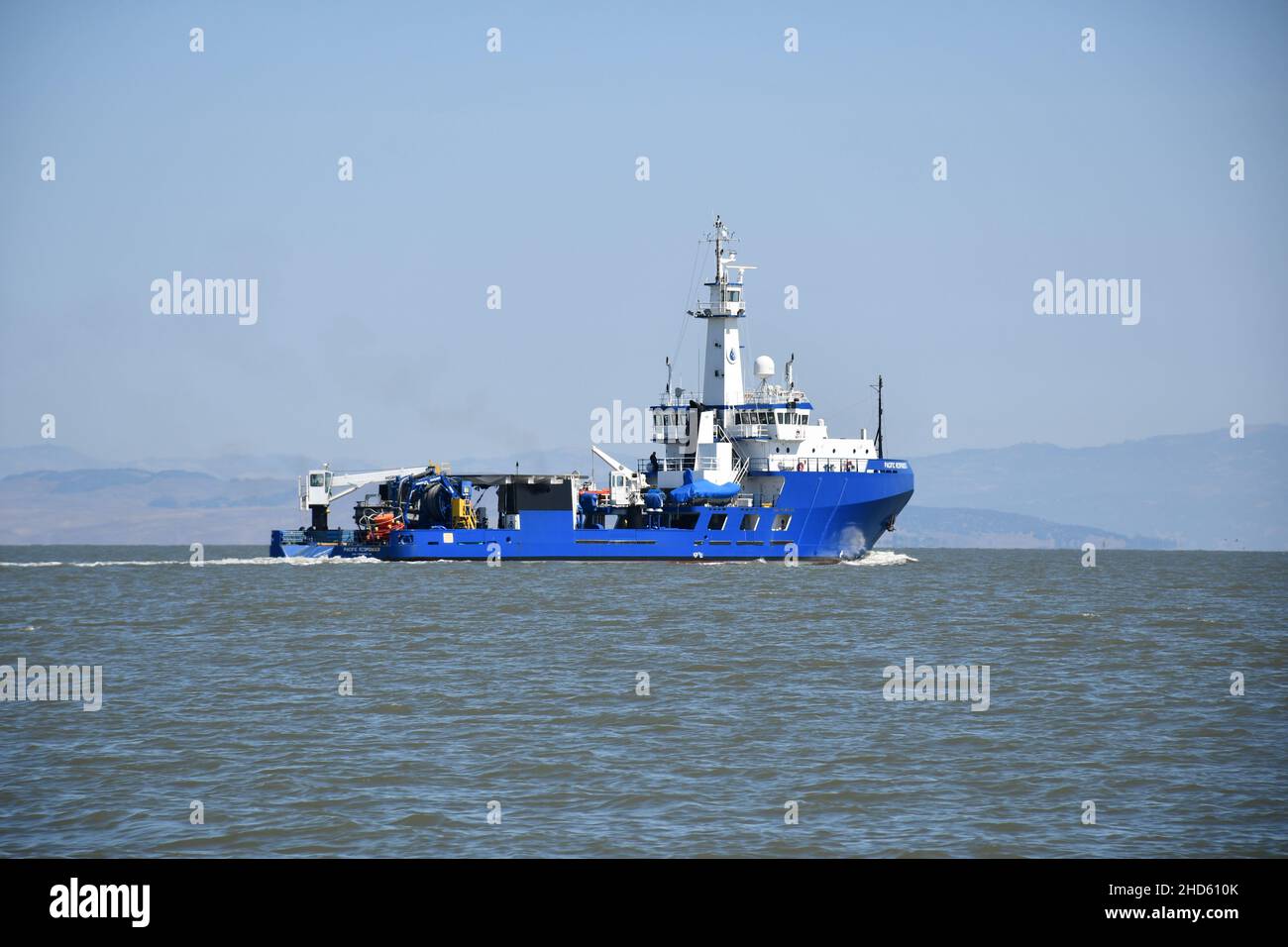 Pacific Responder, serbatoio di risposta alle fuoriuscite di petrolio, con sede a Richmond, CA. Fare prove in mare a San Pablo Bay, San Francisco Bay, California Foto Stock