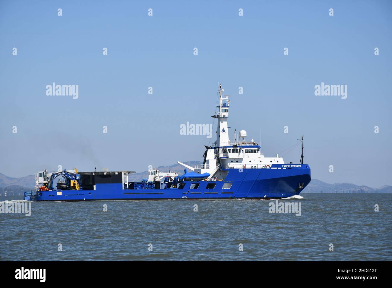 Pacific Responder, serbatoio di risposta alle fuoriuscite di petrolio, con sede a Richmond, CA. Fare prove in mare a San Pablo Bay, San Francisco Bay, California Foto Stock