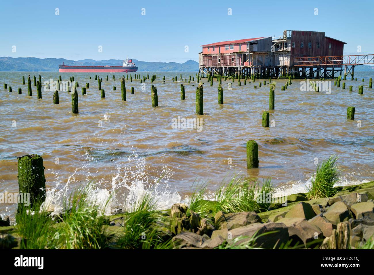 Columbia River Big Red Net Shed. La storica rete meteorologica si stempera sulle rive del fiume Columbia ad Astoria, Oregon. Foto Stock