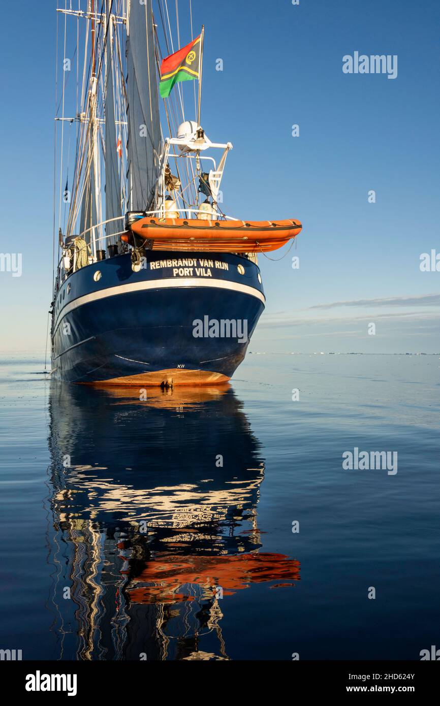 Stern e riflessioni, Rembrandt van Rijn in acque calme, Scoresby Sund, Groenlandia orientale Foto Stock