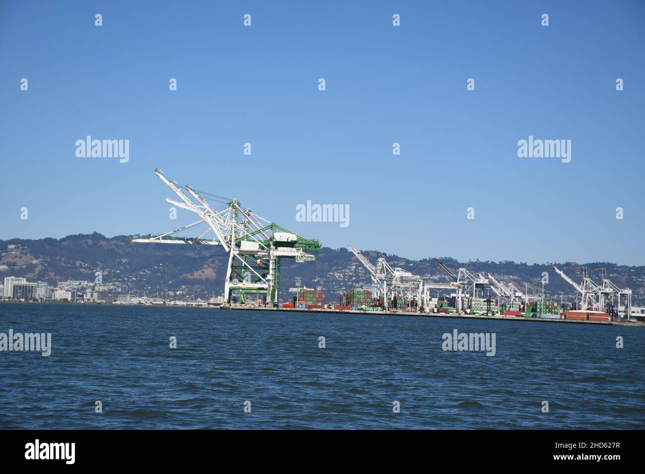 Trasporto commerciale e navi container a San Francisco e San Pablo Bay, California Foto Stock