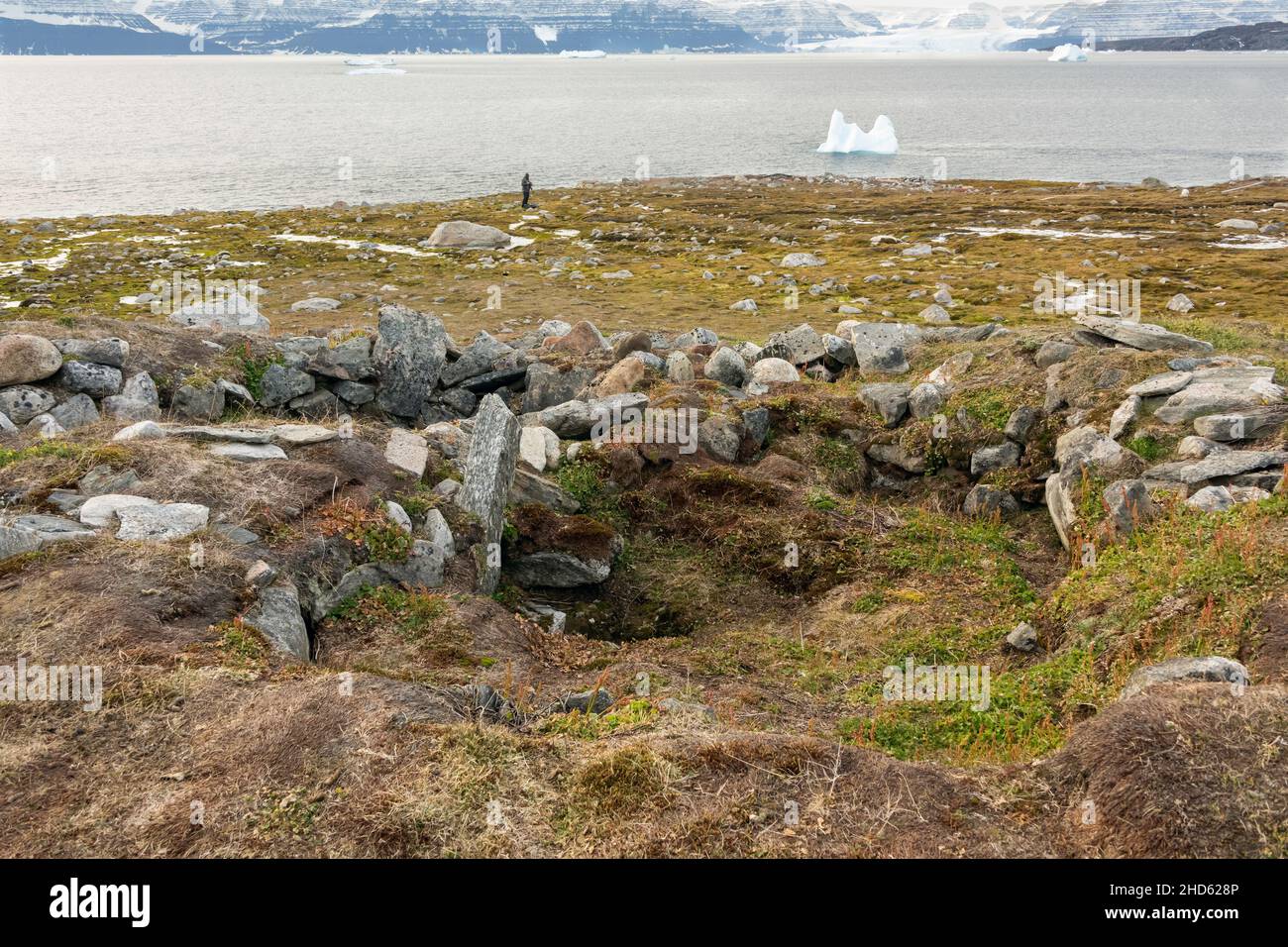 Sito storico del villaggio di Thule con case invernali in roccia e erba sintetica e ingressi a basso livello, Danmark o, Forfjord, Scoresby Sund, Groenlandia Foto Stock