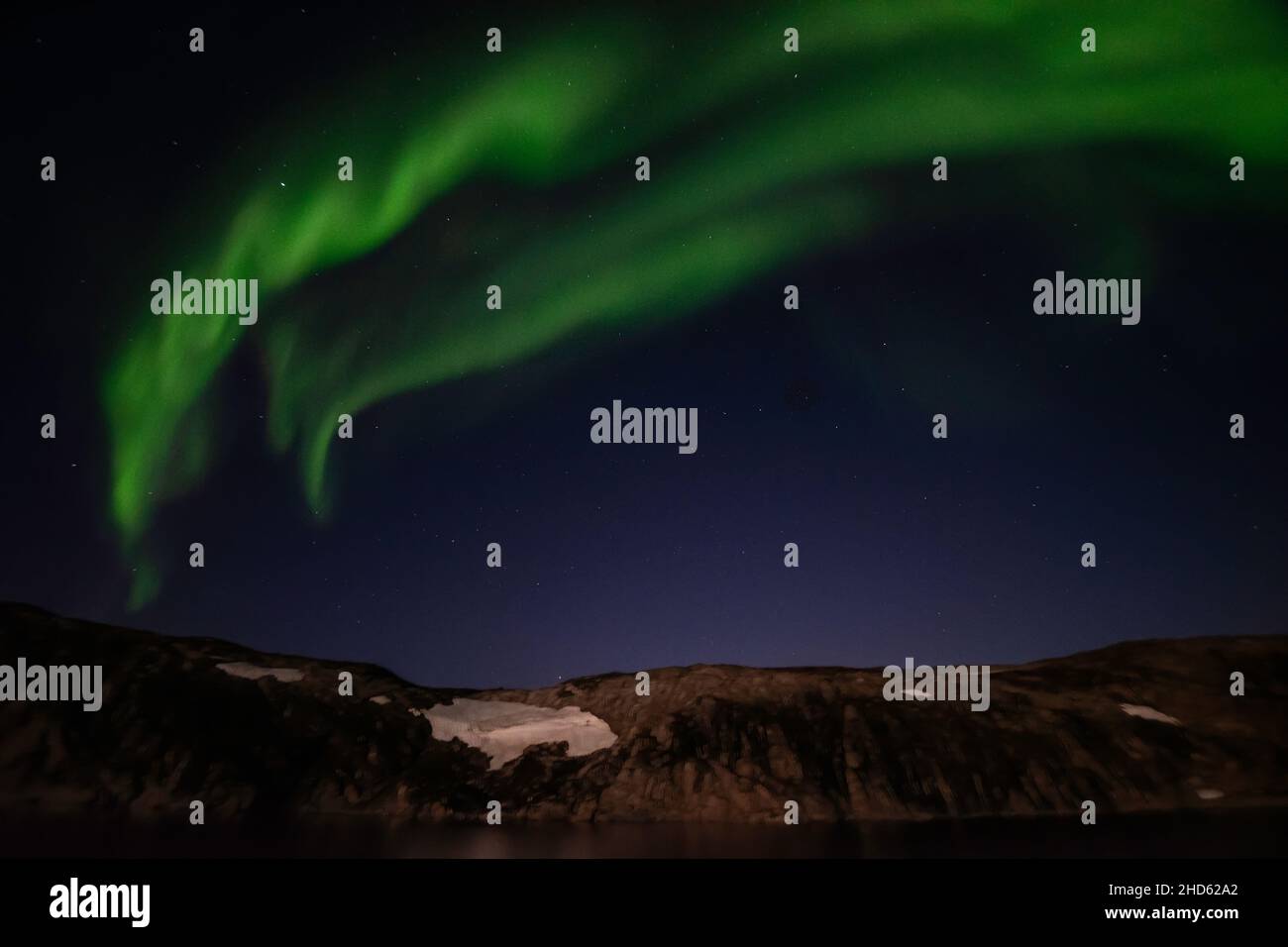 Aurora boreale, grande campionatore e stella del nord su Danmark o con campo di neve, Scoresby Sund, Groenlandia orientale Foto Stock