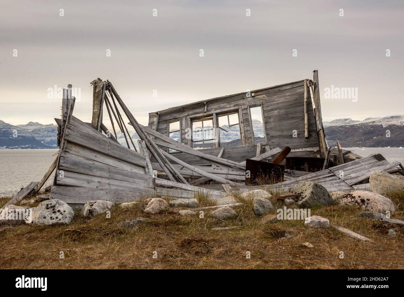 Vista attraverso le finestre, caduta giù caccia e balena cabina, Danmark o, Scoresby Sund, Groenlandia orientale Foto Stock