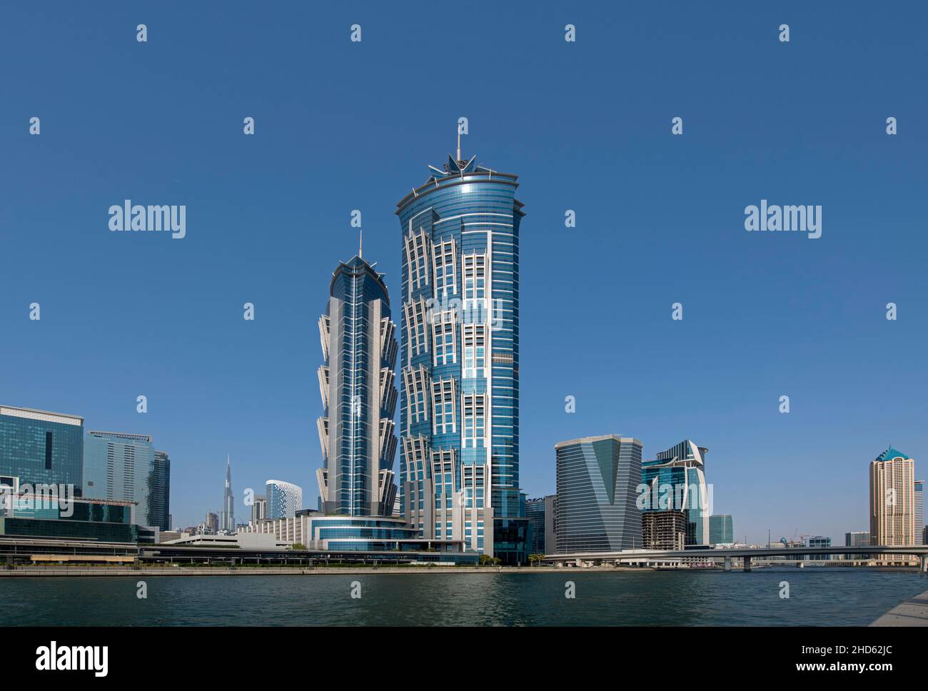 Alti edifici di uffici che si affacciano sul Dubai Canal Business District Dubai Foto Stock