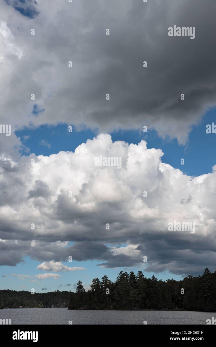 Foto drammatica perfetto estate blu cielo nuvoloso sfondo sul lago Paradox. Cumulus nuvole in una giornata estiva sopra la montagna Adirondack wildern Foto Stock