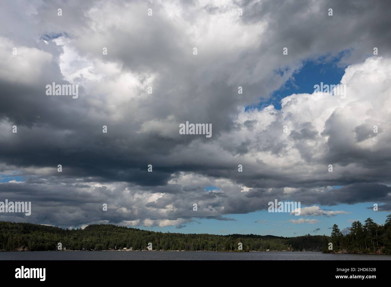 Foto drammatica perfetto estate blu cielo nuvoloso sfondo sul lago Paradox. Cumulus nuvole in una giornata estiva sopra la montagna Adirondack wildern Foto Stock