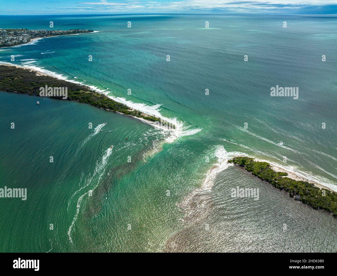 Immagine aerea di Bribie Island divisa in due da enorme marea re in combinazione con ex ciclone tropicale Seth. Caloundra, QLD, Australia Foto Stock