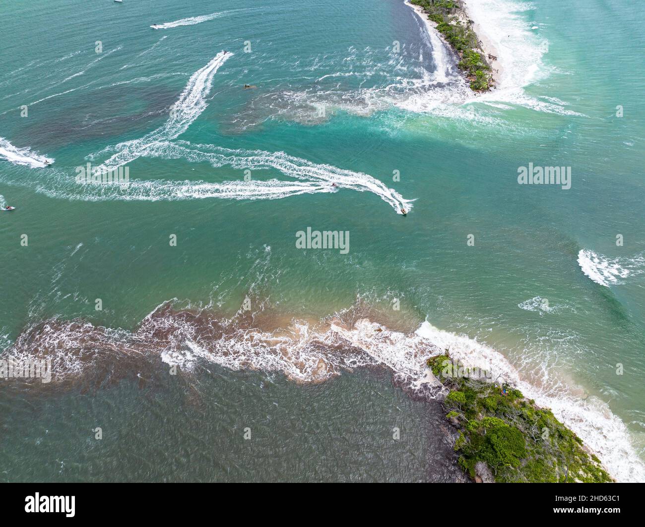 Isola di Bribie divisa in due da enorme marea re in combinazione con ex ciclone tropicale Seth. Caloundra, QLD, Australia Foto Stock