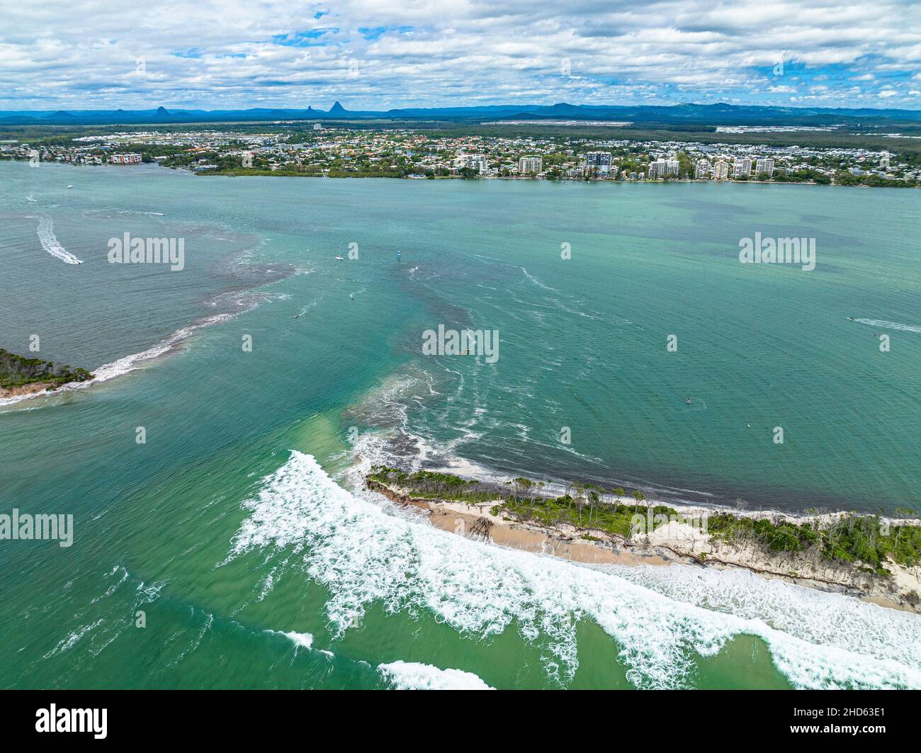 Vista aerea di Bribie Island divisa in due da enorme marea re in combinazione con ex ciclone tropicale Seth. Caloundra, QLD, Australia Foto Stock