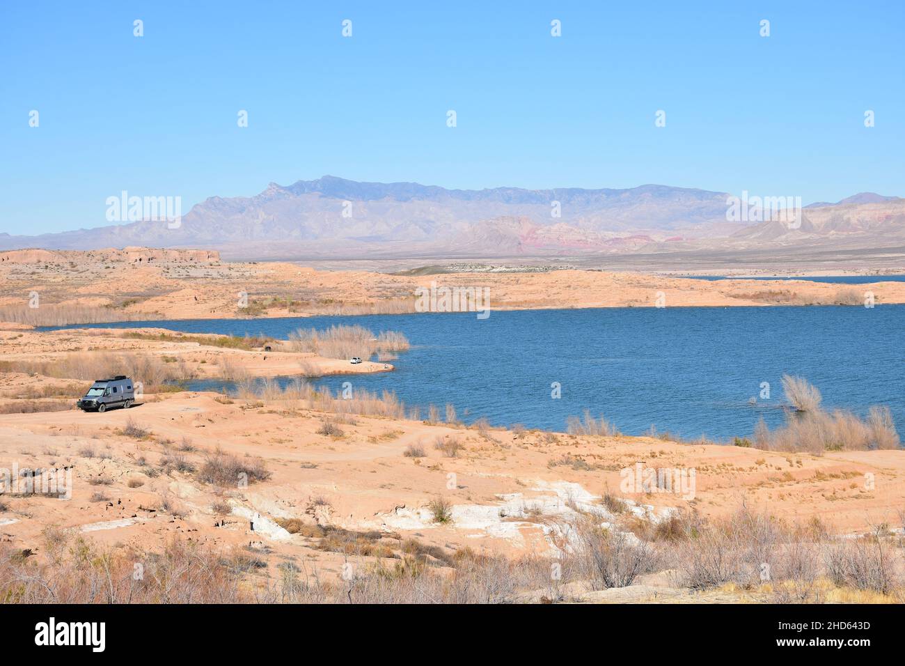 Un camper a Stewarts Point presso la Lake Mead National Recreation Area, il più grande bacino idrico degli Stati Uniti per capacità acquatiche, Nevada, USA. Foto Stock