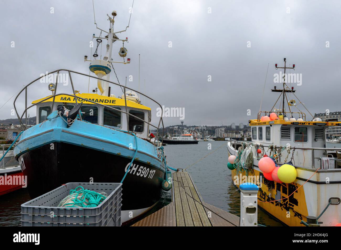 Le barche da pesca sono avvistate al porto di Cherbourg. L'industria della pesca nel porto di Cherbourg (Manica) si sta preparando per il primo anno della stagione di pesca post-Brexit. Il 40% dei volumi pescati proviene dalle acque britanniche di Jersey e Guernsey per le quali i pescatori hanno ottenuto licenze. Foto Stock