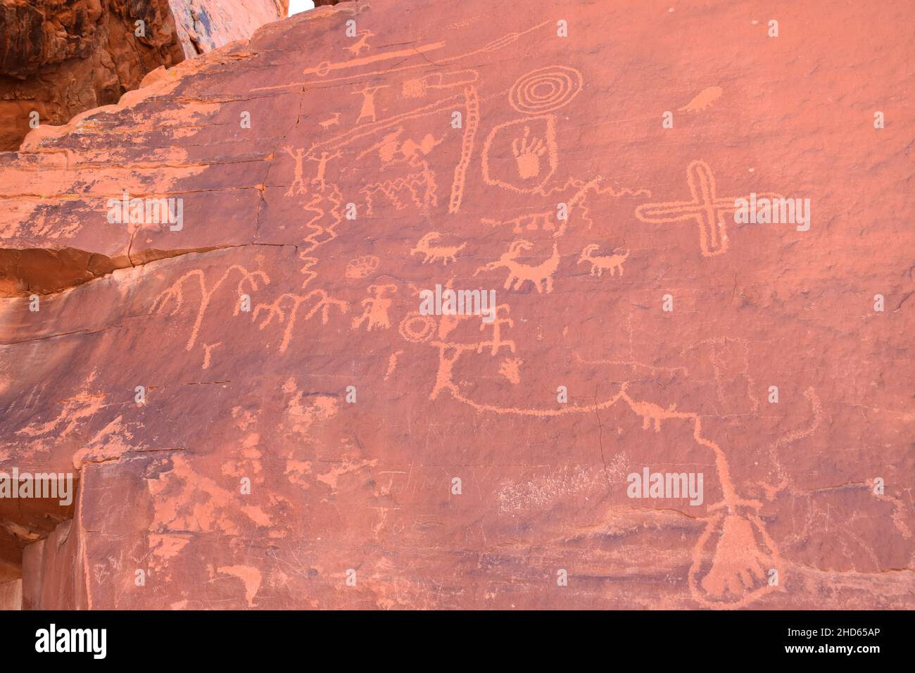 Antichi petroglifi di 2.000 anni sul sentiero del Canyon di Petroglyph presso il Valley of Fire state Park, Nevada, USA. Foto Stock